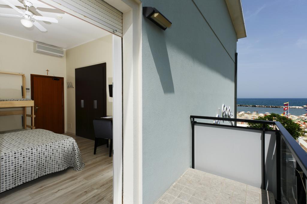 Hotel Gardenia Римини Екстериор снимка